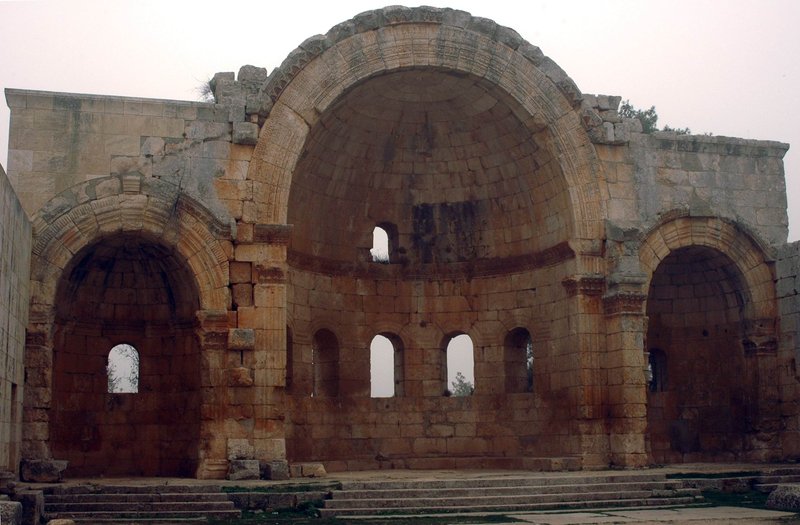 Руины сирийского монастыря Калаат Самаан во мгле 