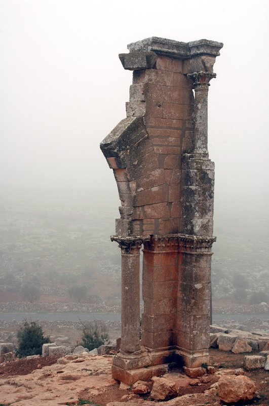 Руины сирийского монастыря Калаат Самаан во мгле 