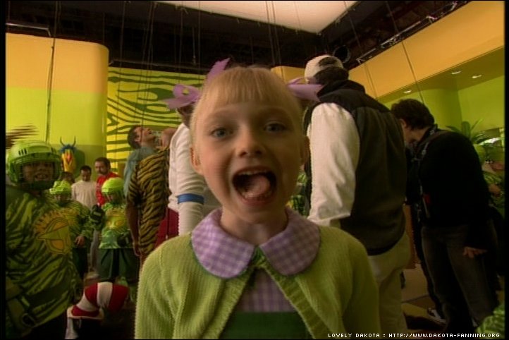 RU dakota fanning misc pics mainly cat in the hat on newbey