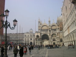 Венеция - уникальный город в Италии, построенный на островах