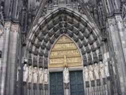 Кёльнский собор в Германии - одно из красивейших зданий, выполненных в готическом стиле